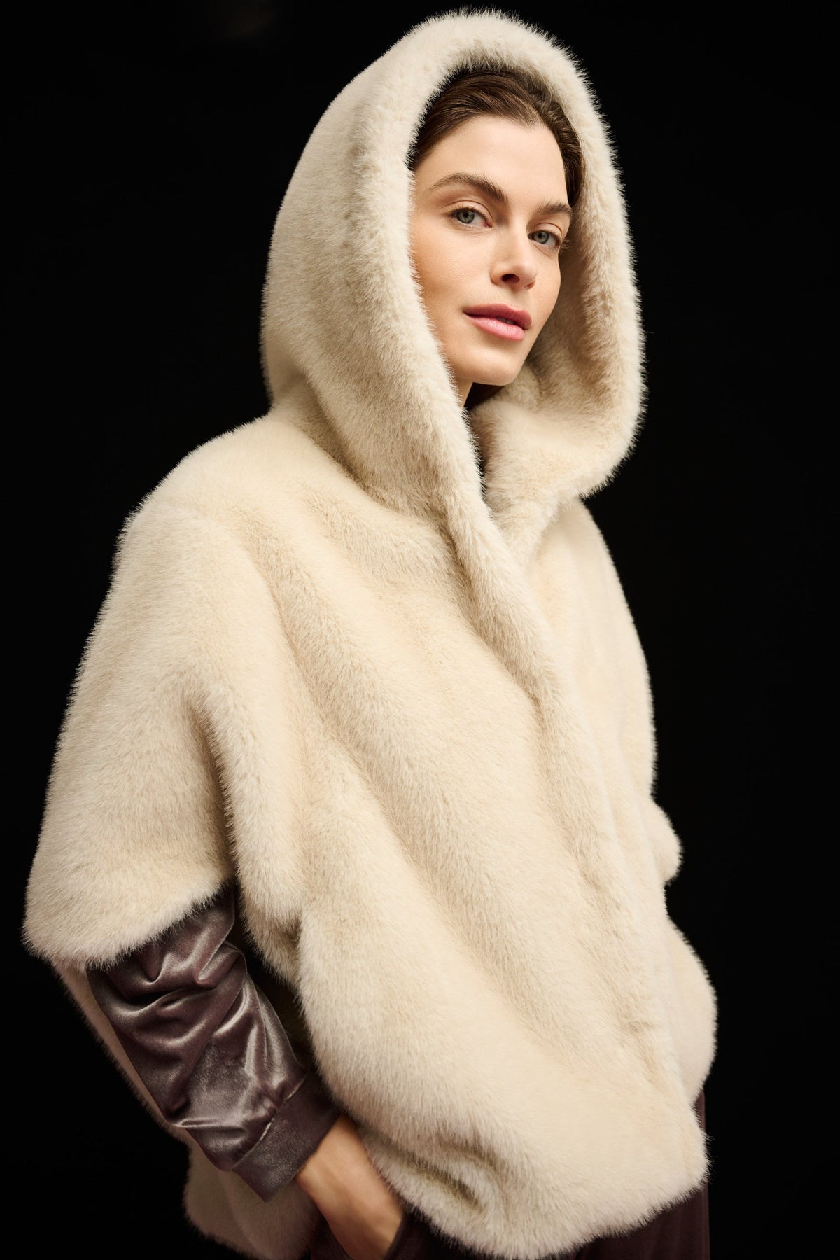 Cappotto in Ecopelliccia con Cappuccio Mandorla - Joseph Ribkoff
