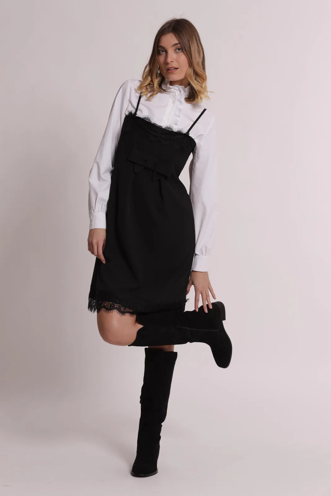 Mimi Mua Abito Corto con Pizzo e Fiocco Nero