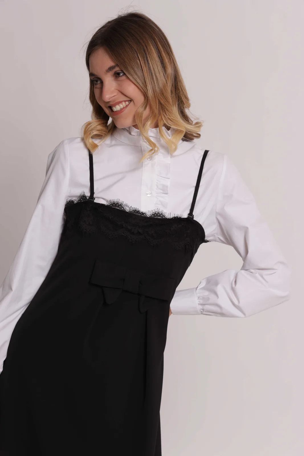 Mimi Mua Abito Corto con Pizzo e Fiocco Nero — foto 4