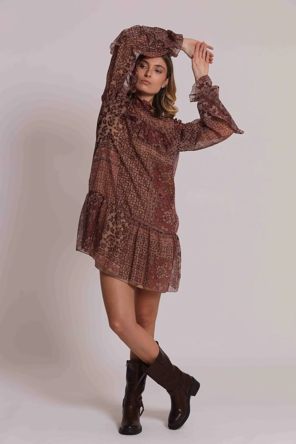 Mimi Mua Abito Corto con Voulant Stampa Patchwork Floreale Cammello