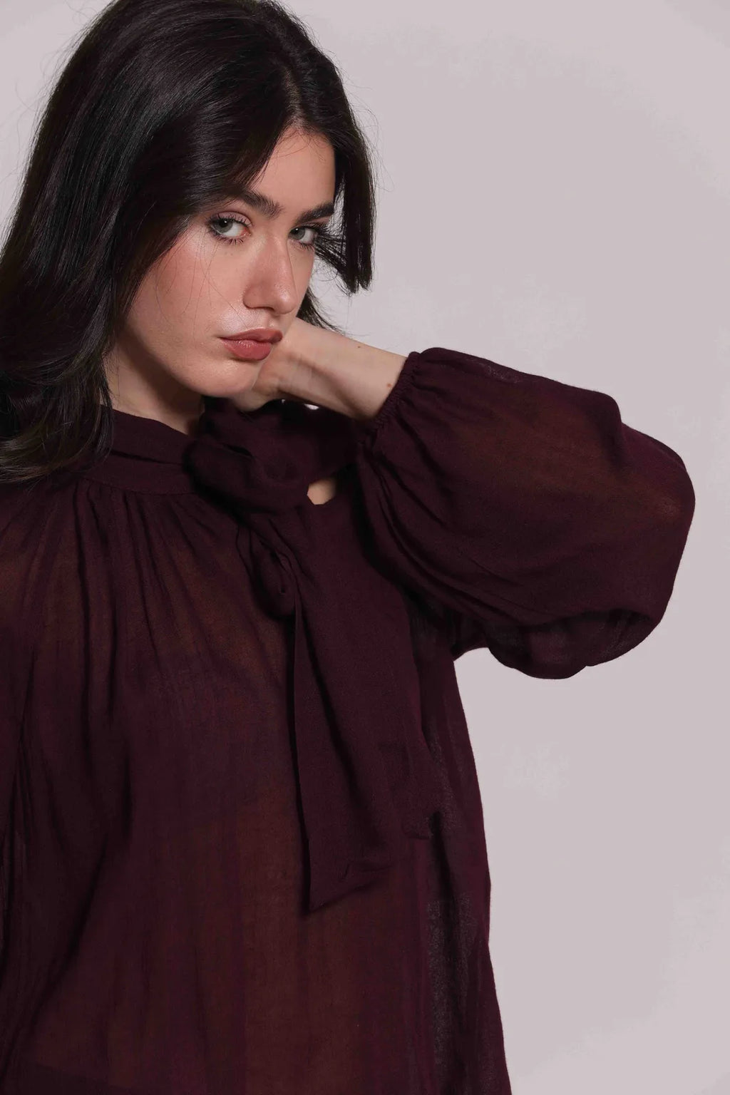 Mimi Mua Blusa con Fiocco al Collo in Garza di Viscosa Prugna — foto 4