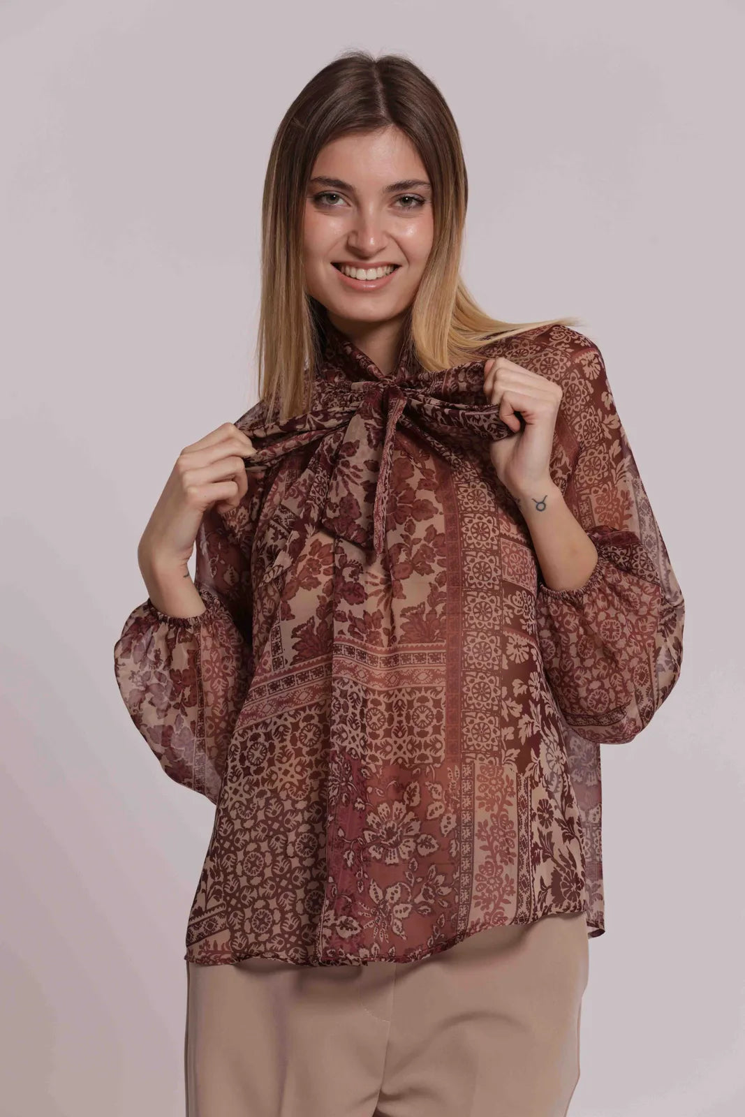 Mimi Mua Blusa con Fiocco al Collo Stampa Patchwork Floreale Cammello