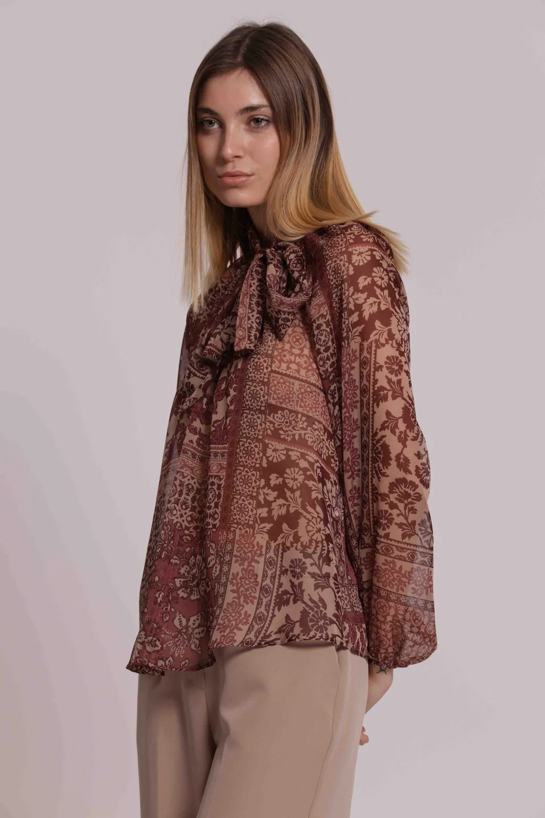 Mimi Mua Blusa con Fiocco al Collo Stampa Patchwork Floreale Cammello — foto 2