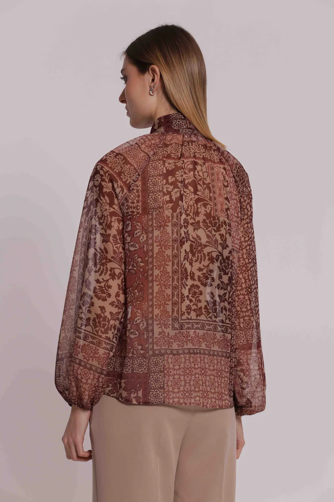 Mimi Mua Blusa con Fiocco al Collo Stampa Patchwork Floreale Cammello — foto 3