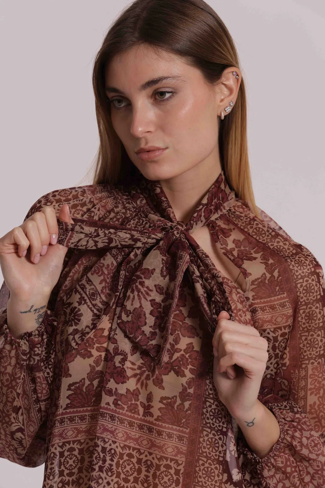 Mimi Mua Blusa con Fiocco al Collo Stampa Patchwork Floreale Cammello — foto 4