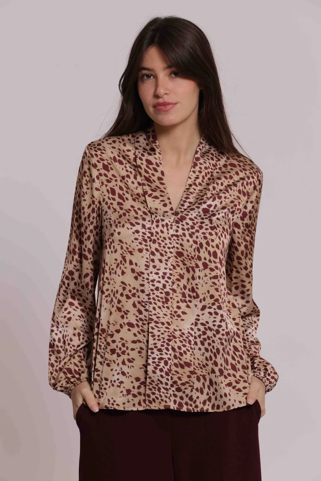 Mimi Mua Blusa Scollo a V Fantasia Maculato Cammello
