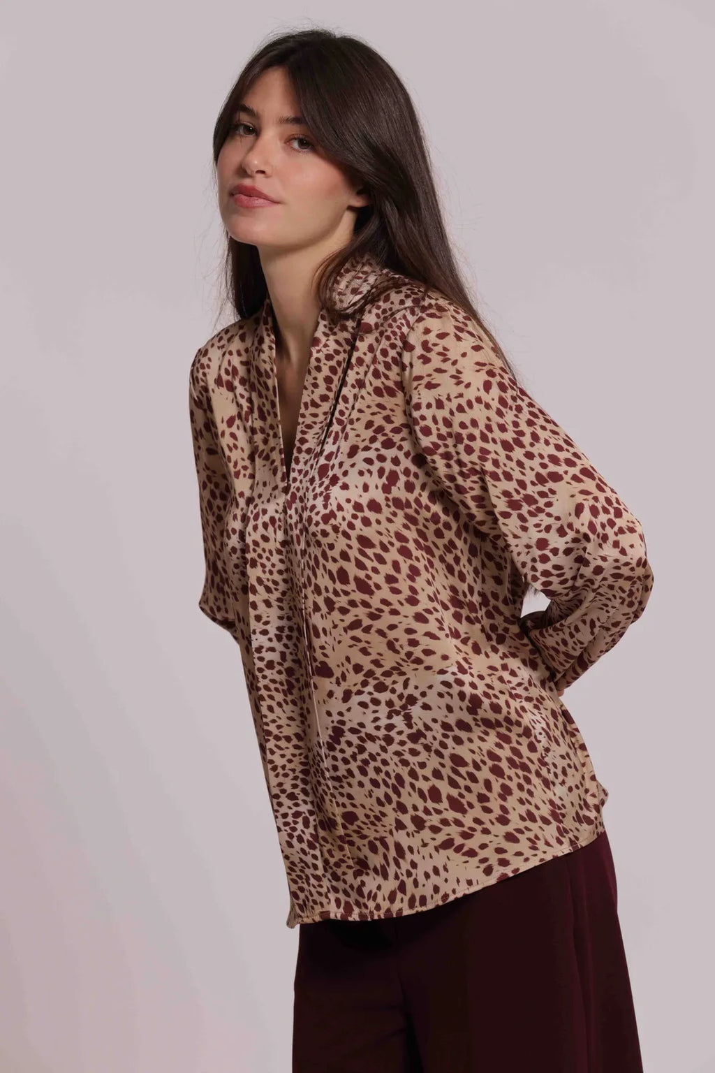 Mimi Mua Blusa Scollo a V Fantasia Maculato Cammello — foto 2