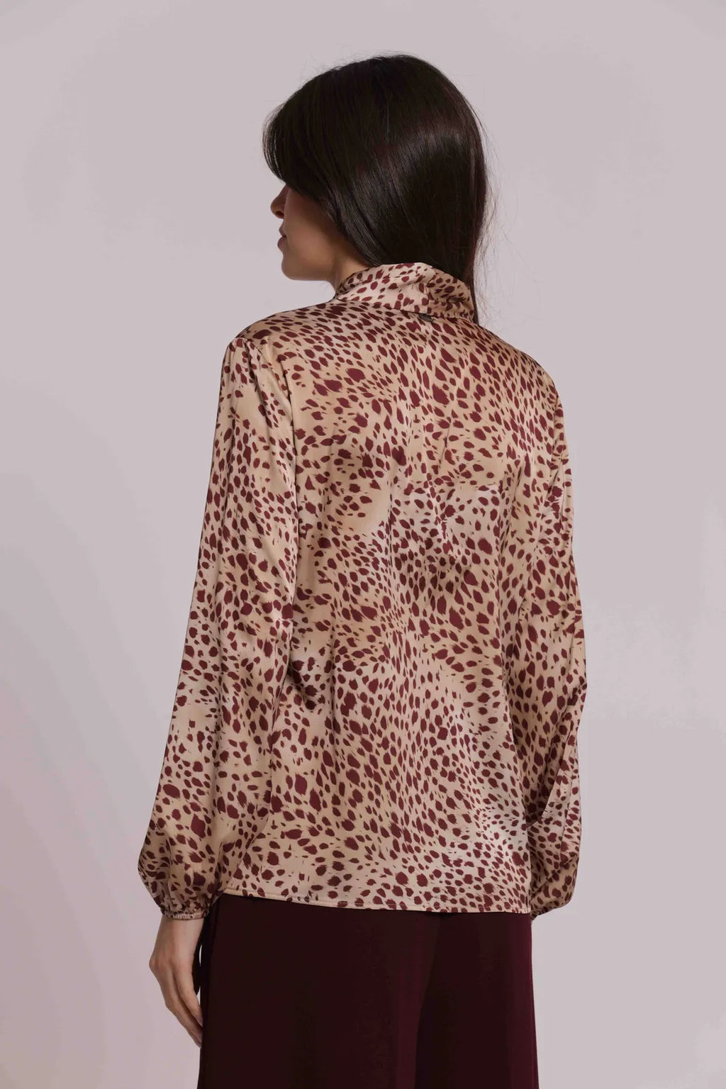 Mimi Mua Blusa Scollo a V Fantasia Maculato Cammello — foto 3