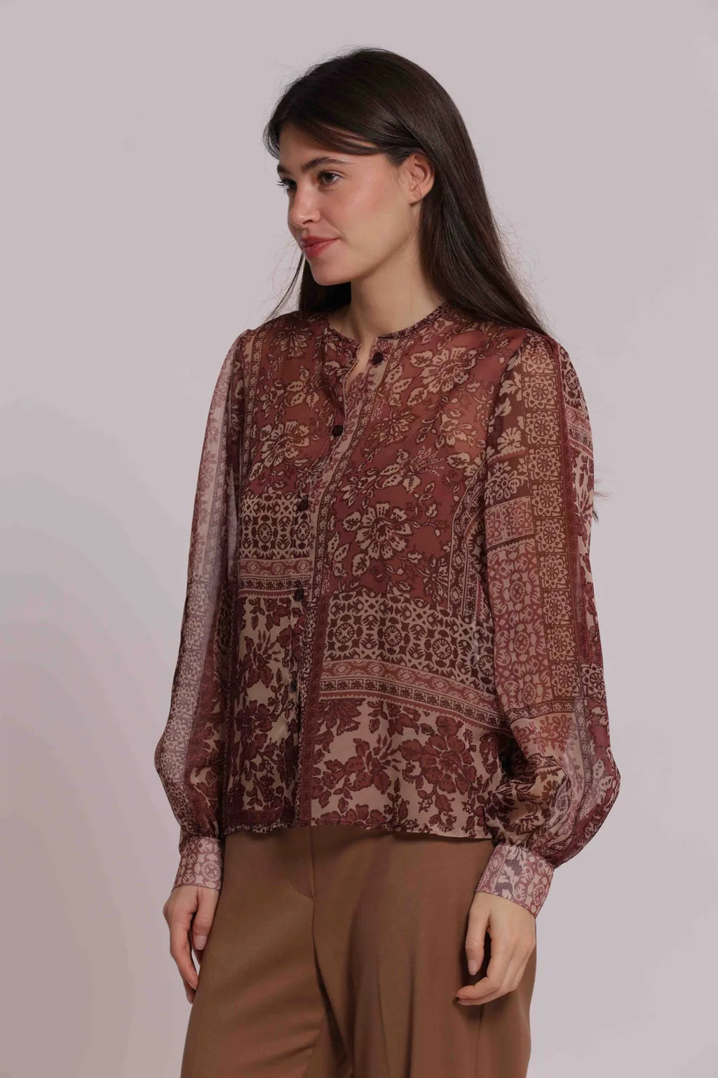 Mimi Mua Camicia Senza Colletto Stampa Patchwork Floreale Cammello — foto 2