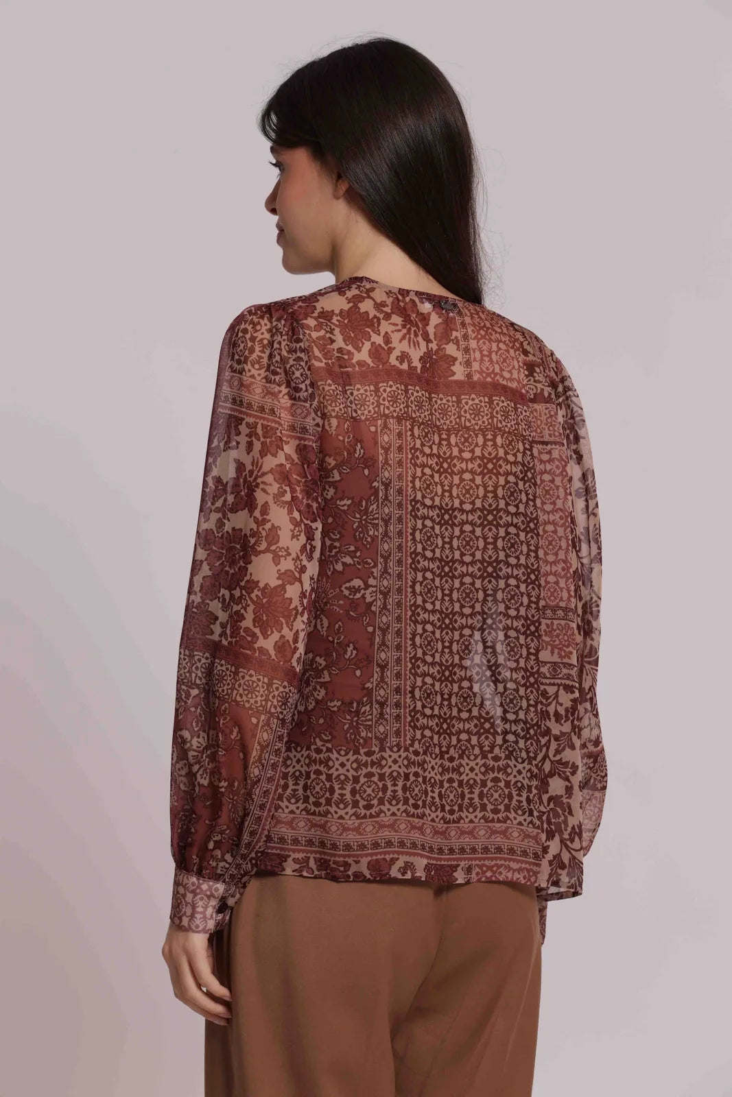 Mimi Mua Camicia Senza Colletto Stampa Patchwork Floreale Cammello — foto 3