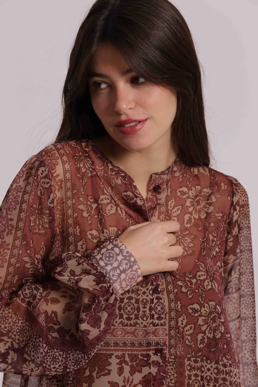 Mimi Mua Camicia Senza Colletto Stampa Patchwork Floreale Cammello — foto 4