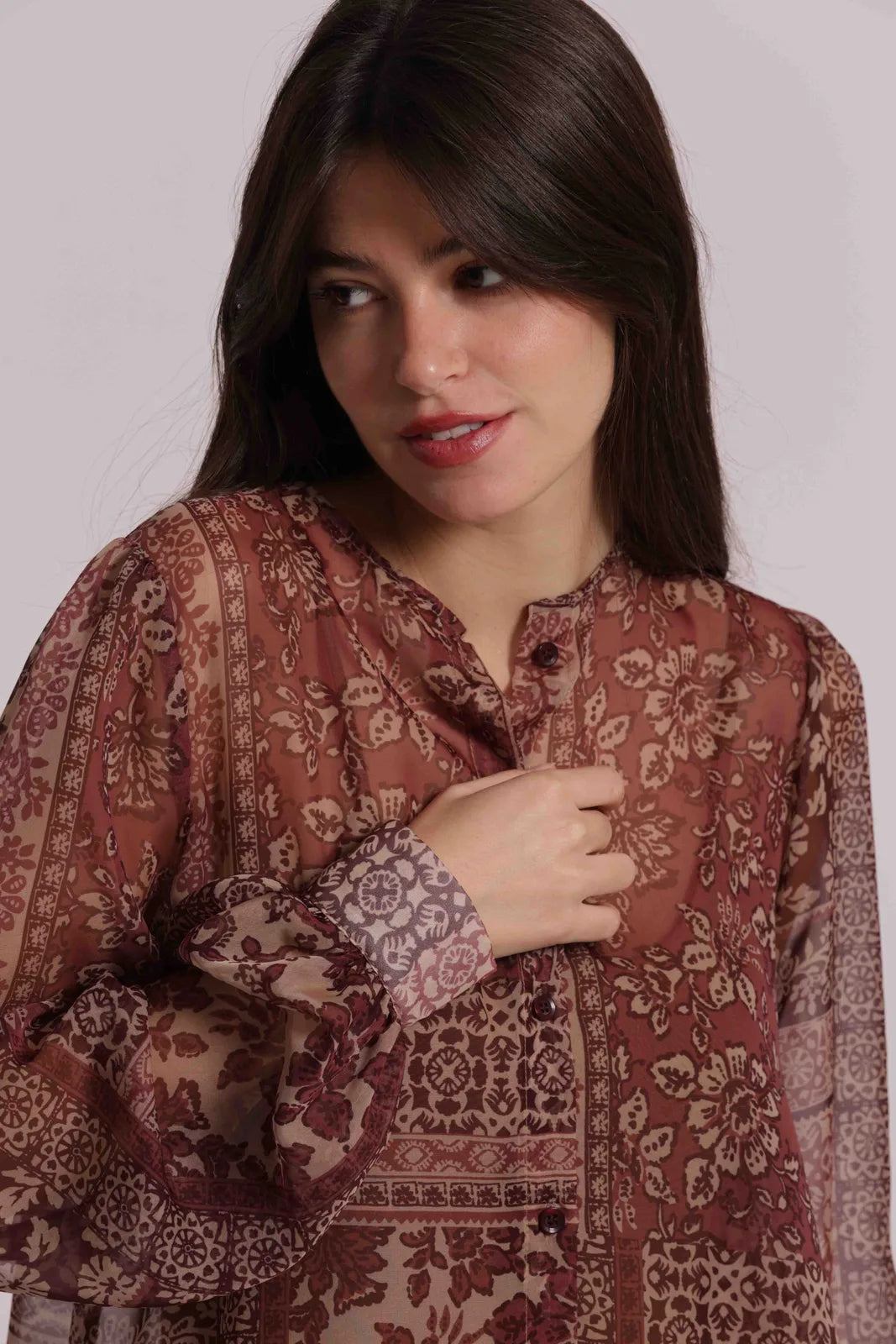 Mimi Mua Camicia Senza Colletto Stampa Patchwork Floreale Cammello — foto 4