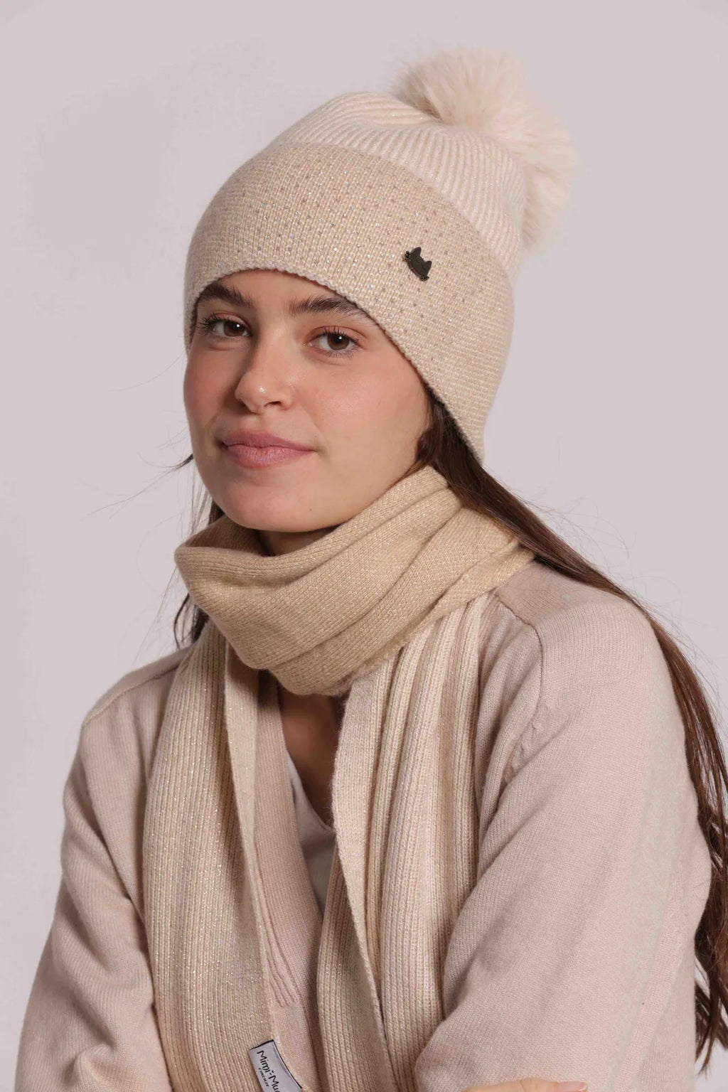 Mimi Mua Cappello Berretto con Strass Sul Risvolto e Pon Pon Beige