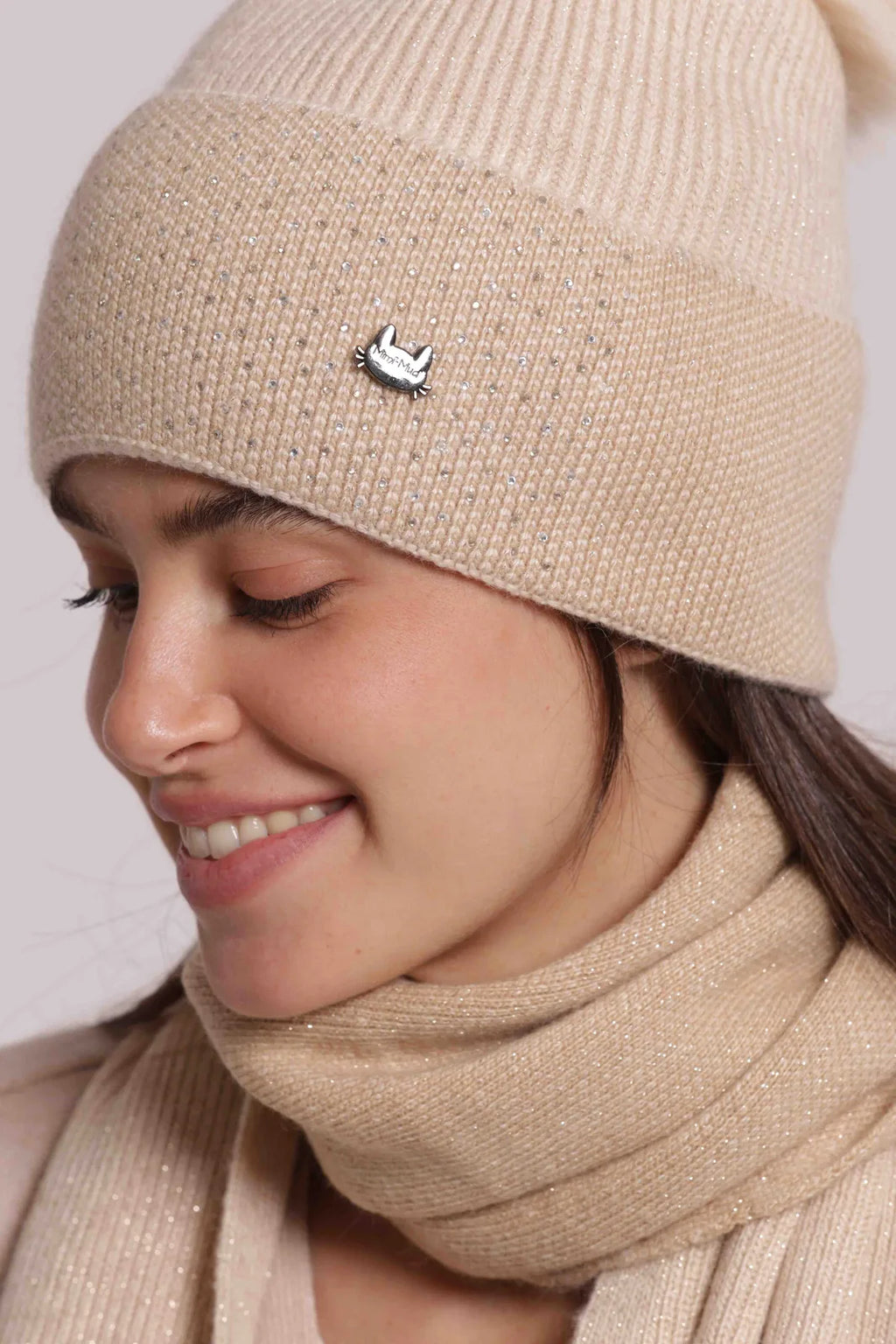 Mimi Mua Cappello Berretto con Strass Sul Risvolto e Pon Pon Beige — foto 2