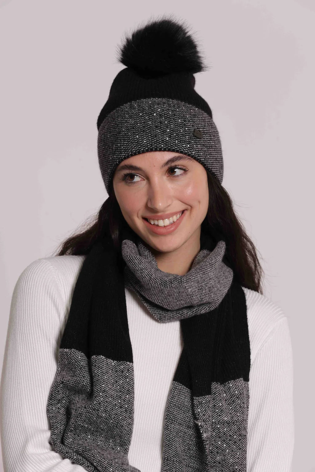 Mimi Mua Cappello Berretto con Strass Sul Risvolto e Pon Pon Nero