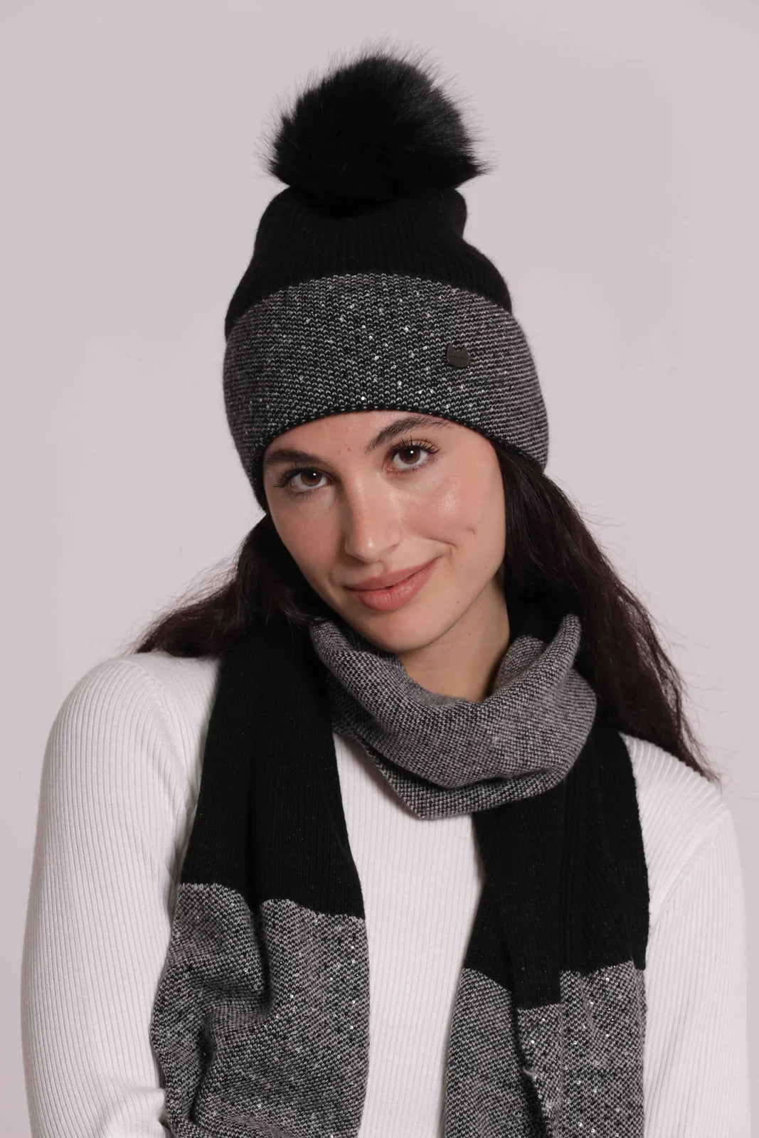Mimi Mua Cappello Berretto con Strass Sul Risvolto e Pon Pon Nero — foto 2