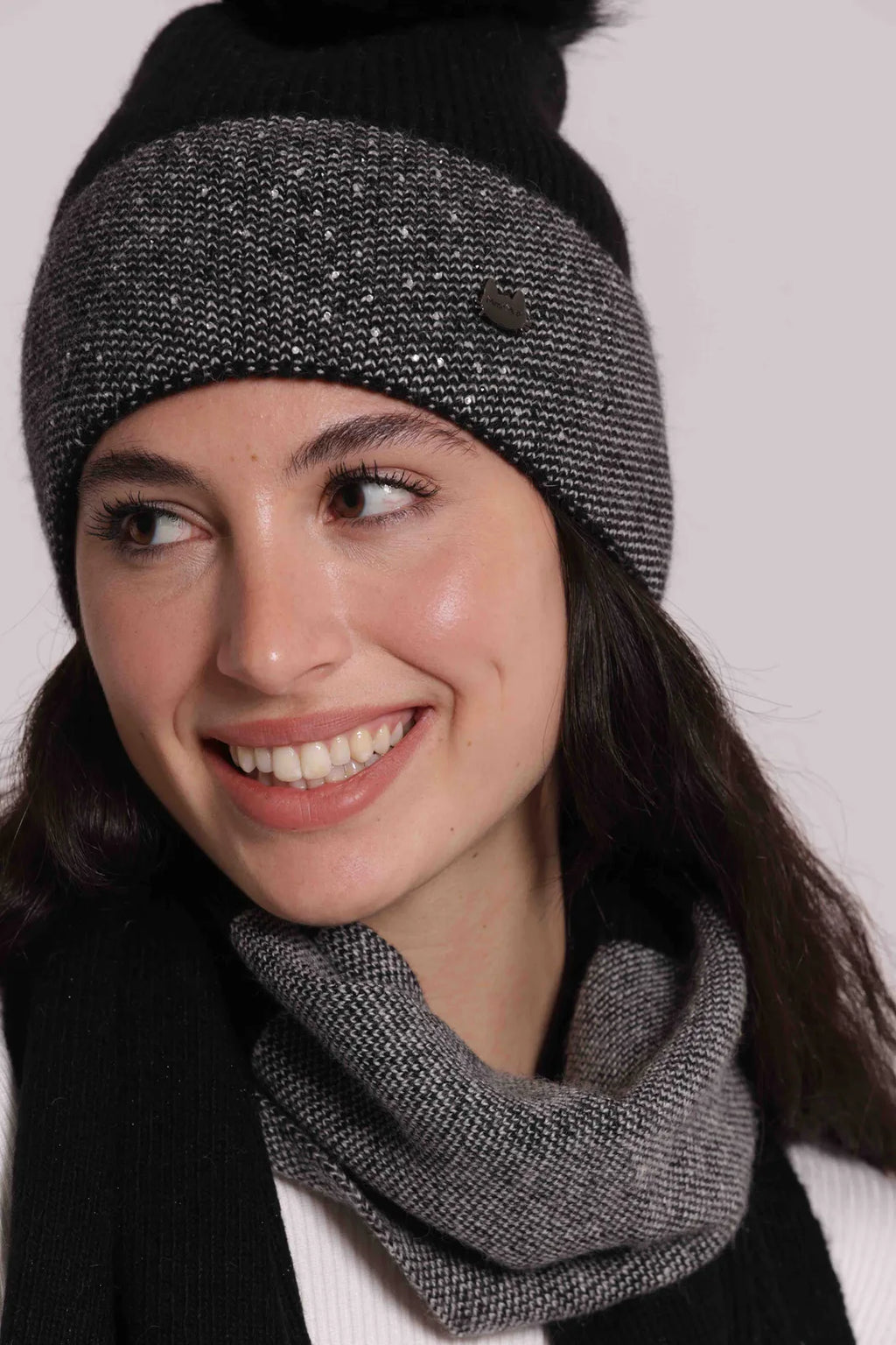 Mimi Mua Cappello Berretto con Strass Sul Risvolto e Pon Pon Nero — foto 4