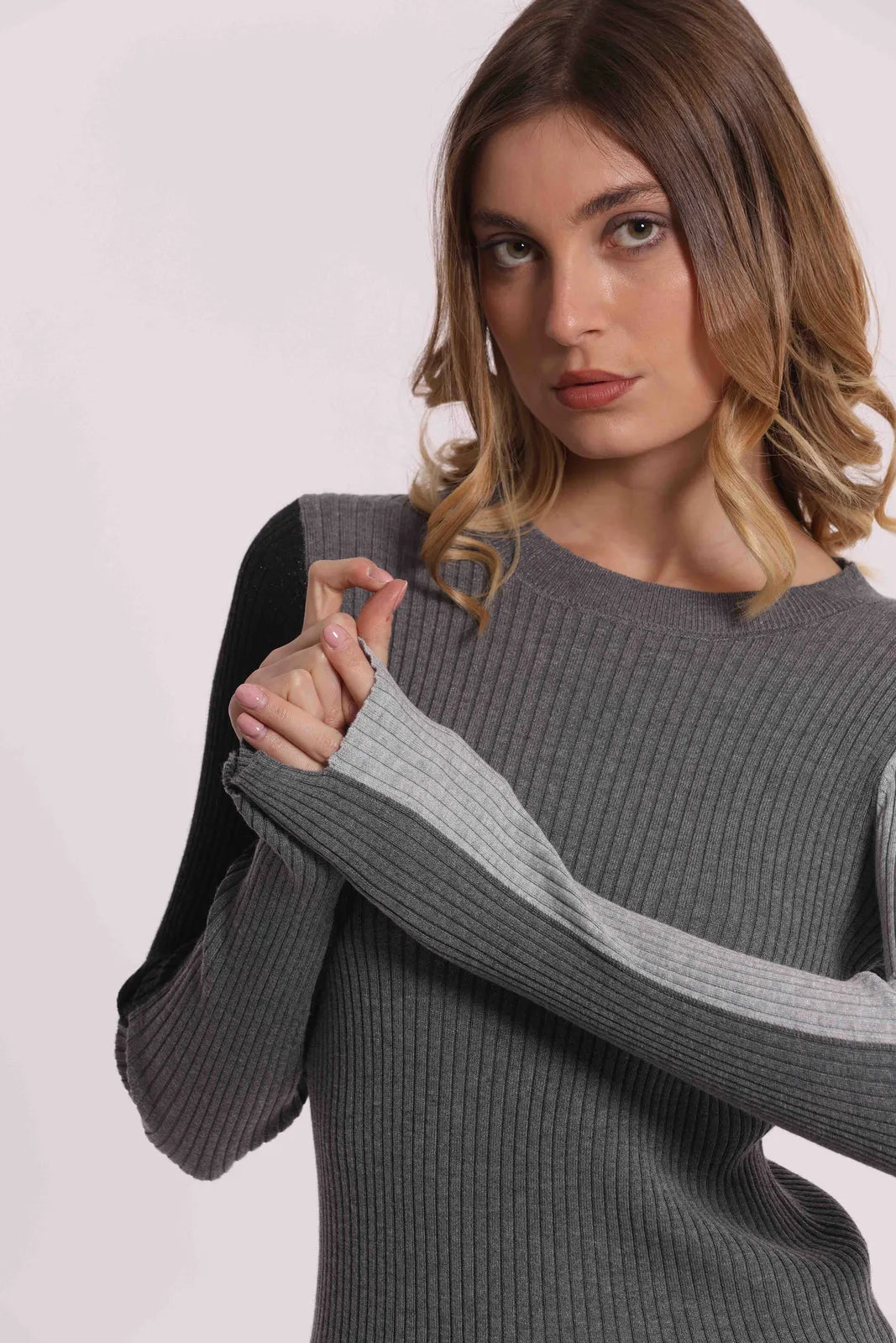 Mimi Mua Maglia Scollo con Maniche Bicolor Grigio — foto 5