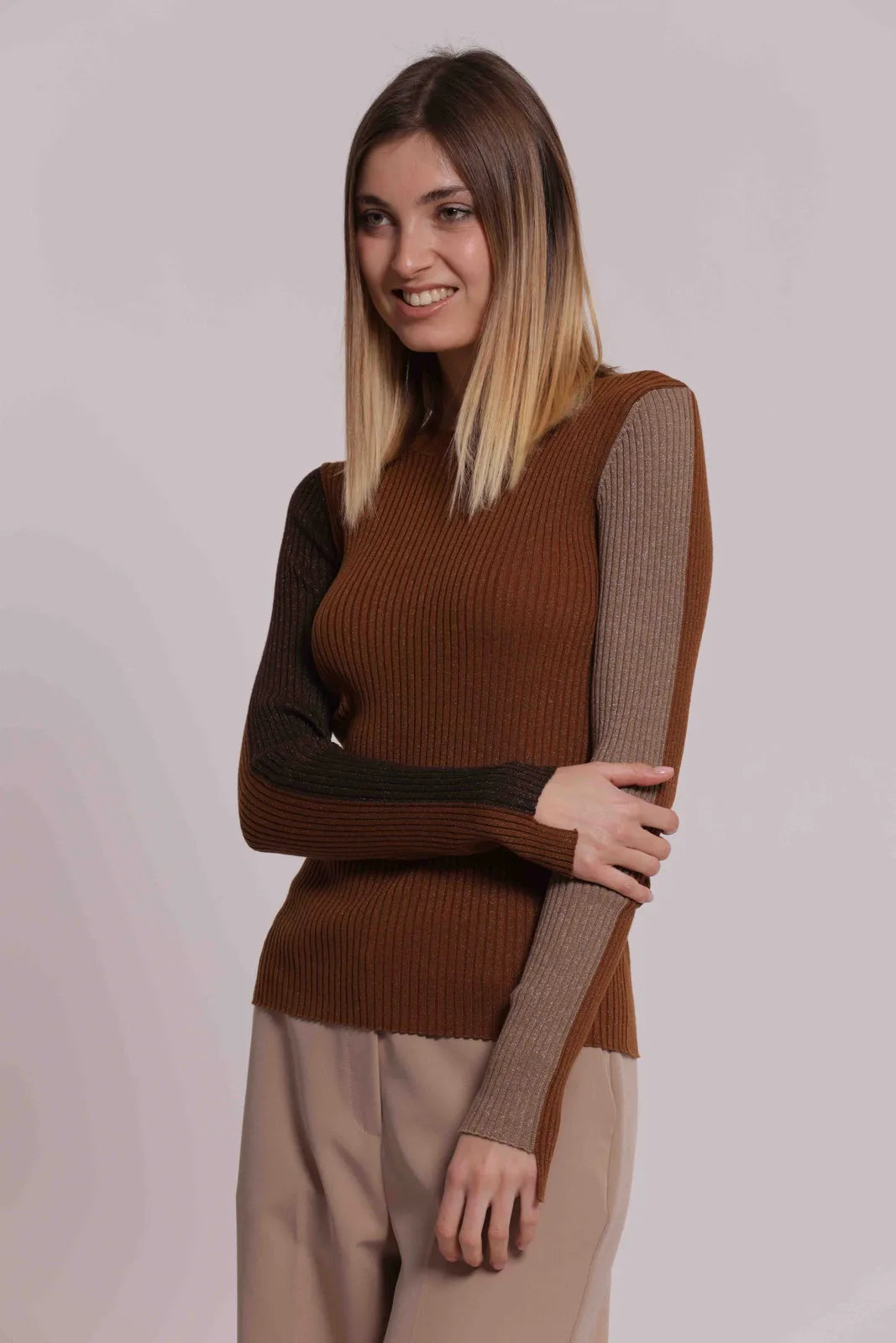 Mimi Mua Maglia Scollo con Maniche Bicolor Moro — foto 2