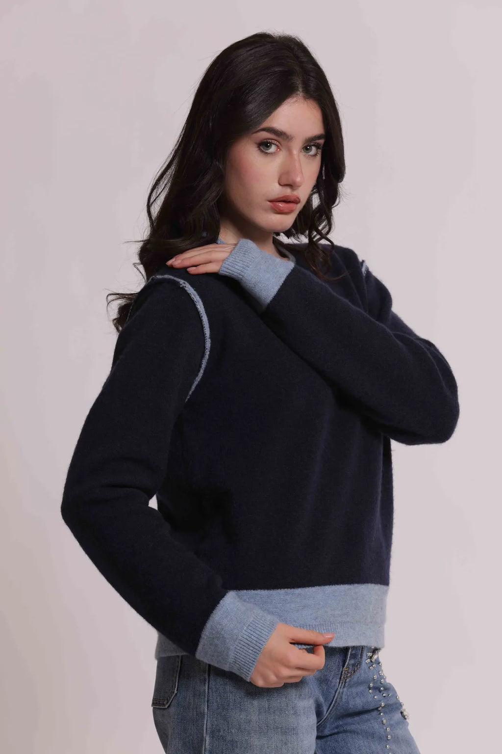 Mimi Mua Maglia Scollo Tondo con Contrasti Blu — foto 3