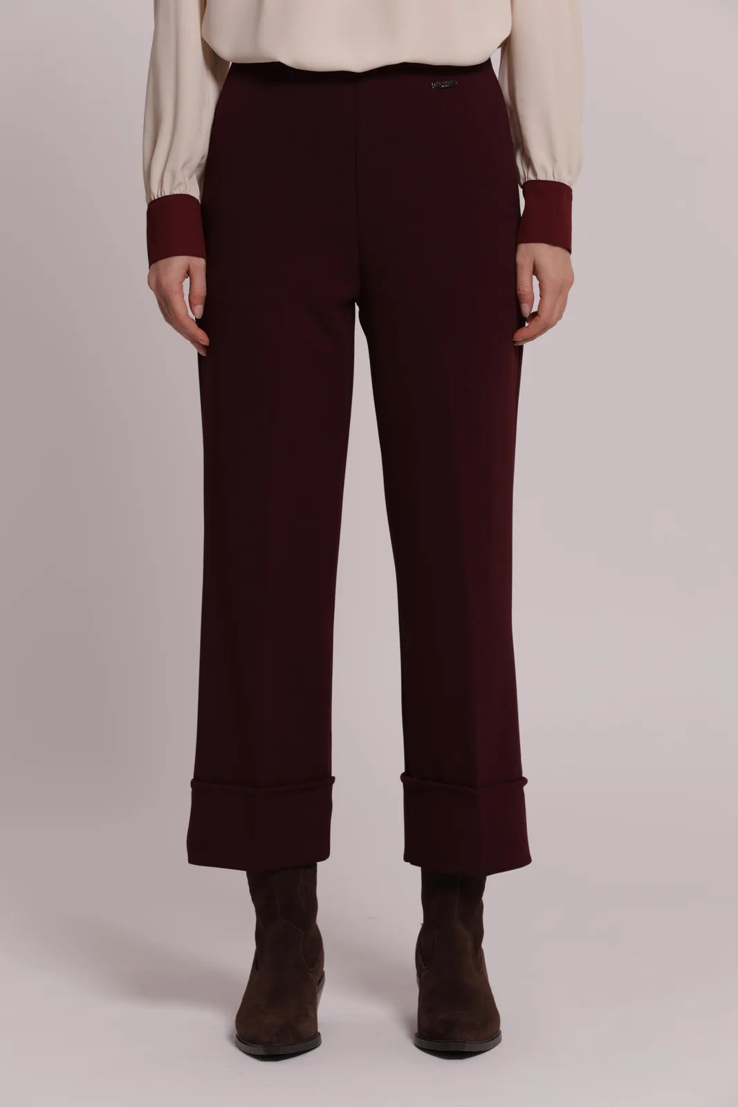 Mimi Mua Pantalone con Risvolto in Scuba Crepe Prugna — foto 2
