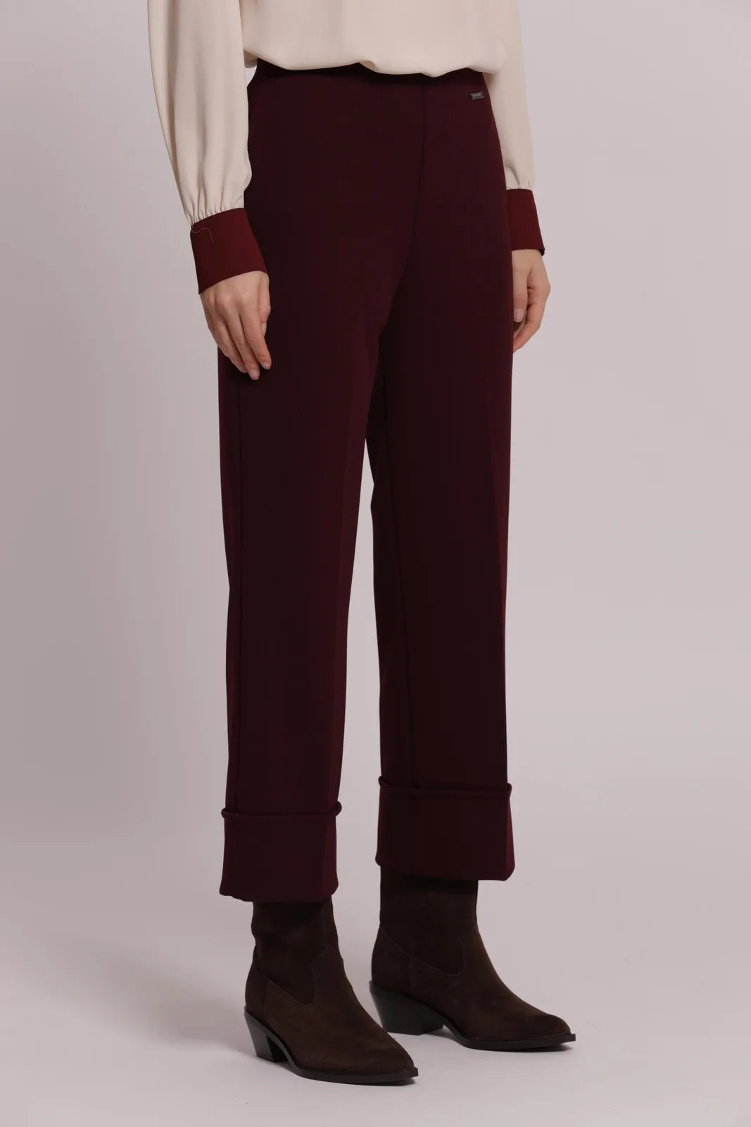 Mimi Mua Pantalone con Risvolto in Scuba Crepe Prugna — foto 3