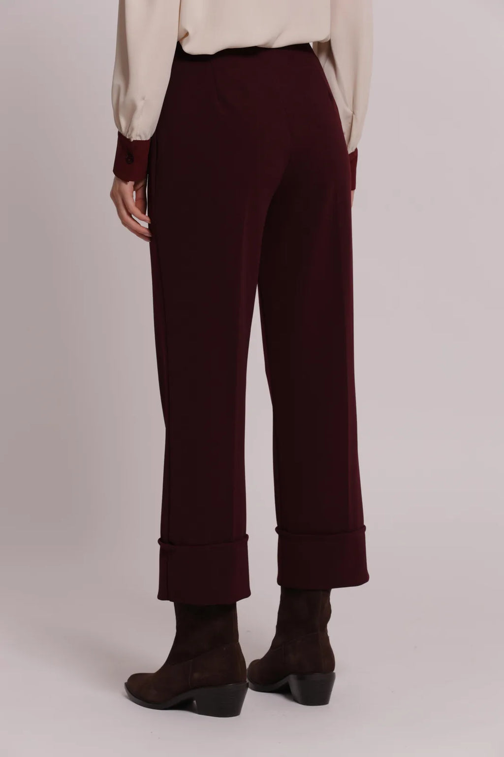 Mimi Mua Pantalone con Risvolto in Scuba Crepe Prugna — foto 4