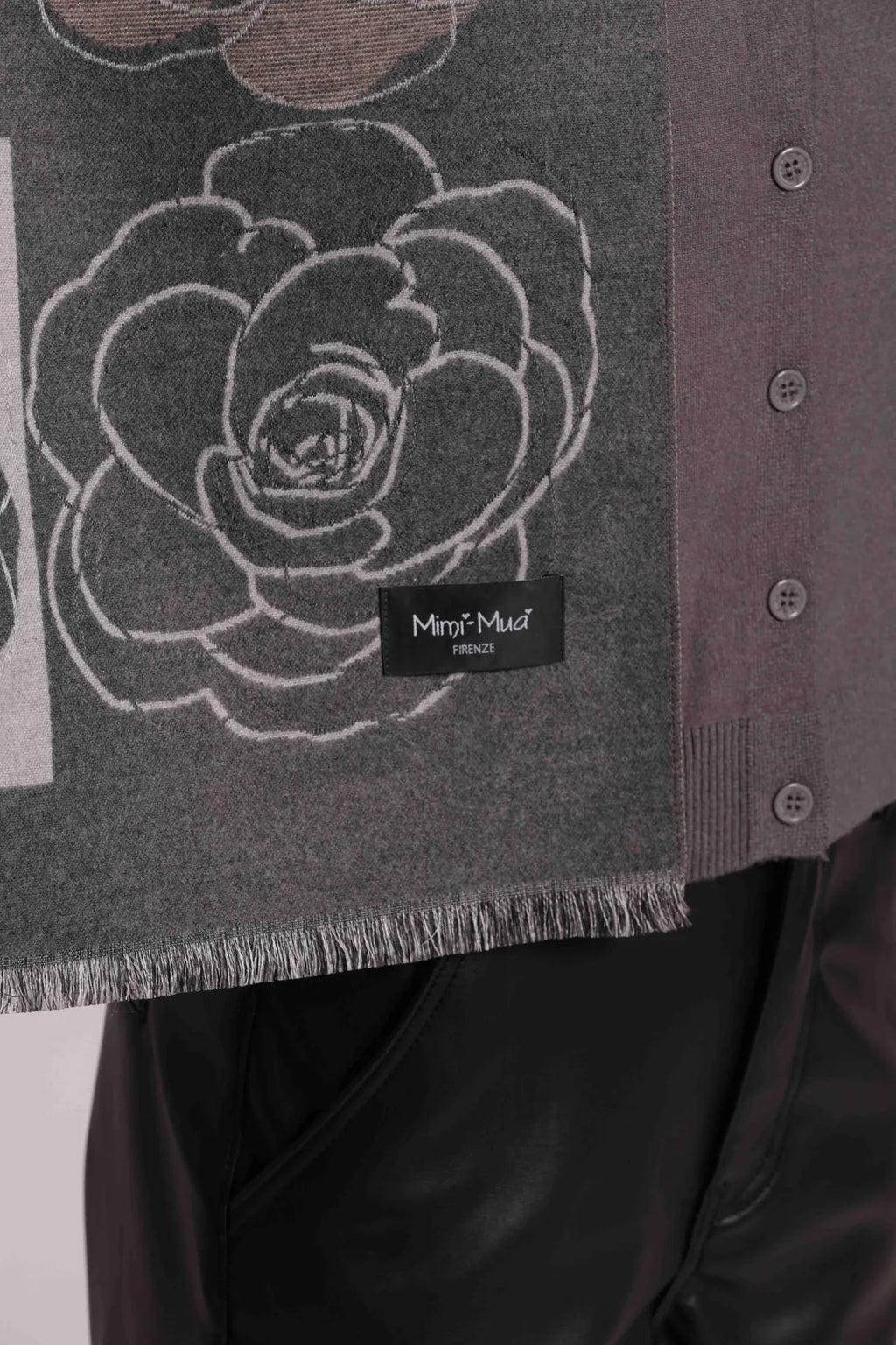 Mimi Mua Sciarpa con Fiori su Fondo a Scacchi Grigio — foto 2