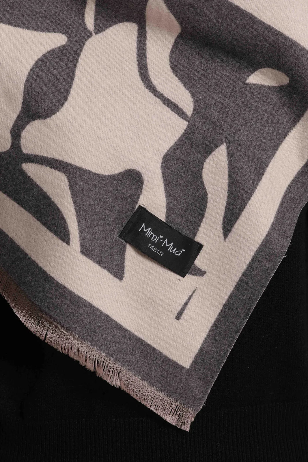 Mimi Mua Sciarpa con Rose Stilizzate e Colori a Contrasto Grigio